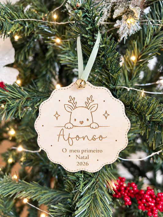 Enfeite de Natal artesanal em madeira para bebé com fita verde e guizo, ideal para presentes de Natal personalizados em Portugal.