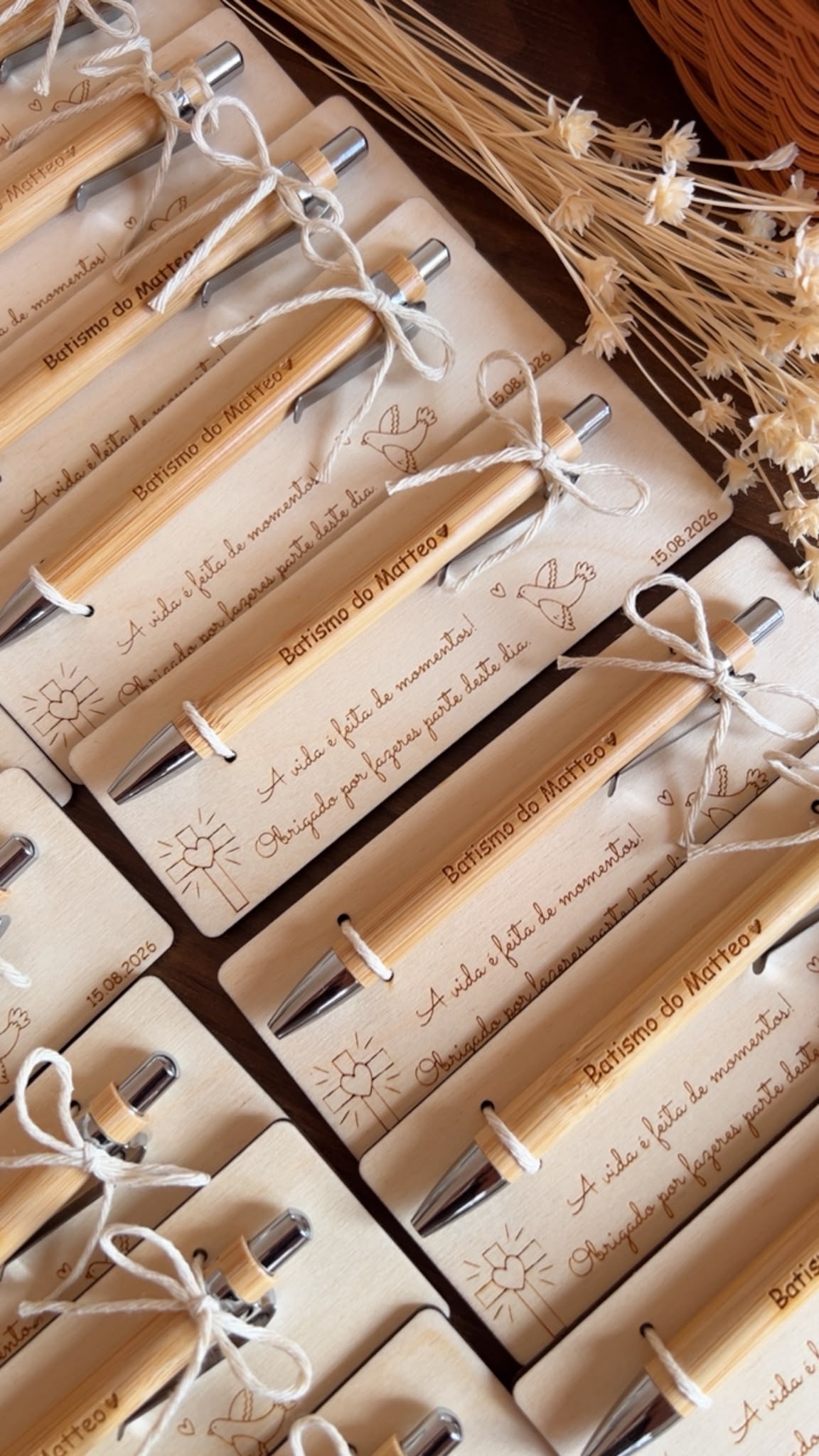 Lembrança de batizado personalizada com caneta de bambu e cordel