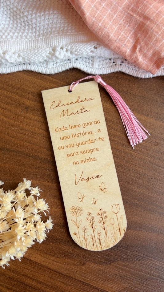 Marcador de livros personalizado em madeira de bétula para educadora com mensagem gravada e pingente colorido.