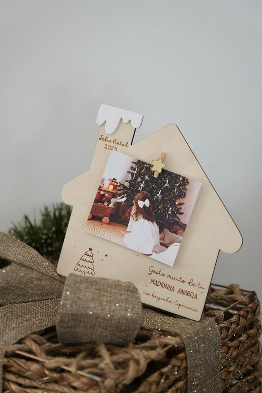 Moldura em formato de casinha personalizada em madeira de bétula com mensagem de Natal gravada, presente especial e artesanal