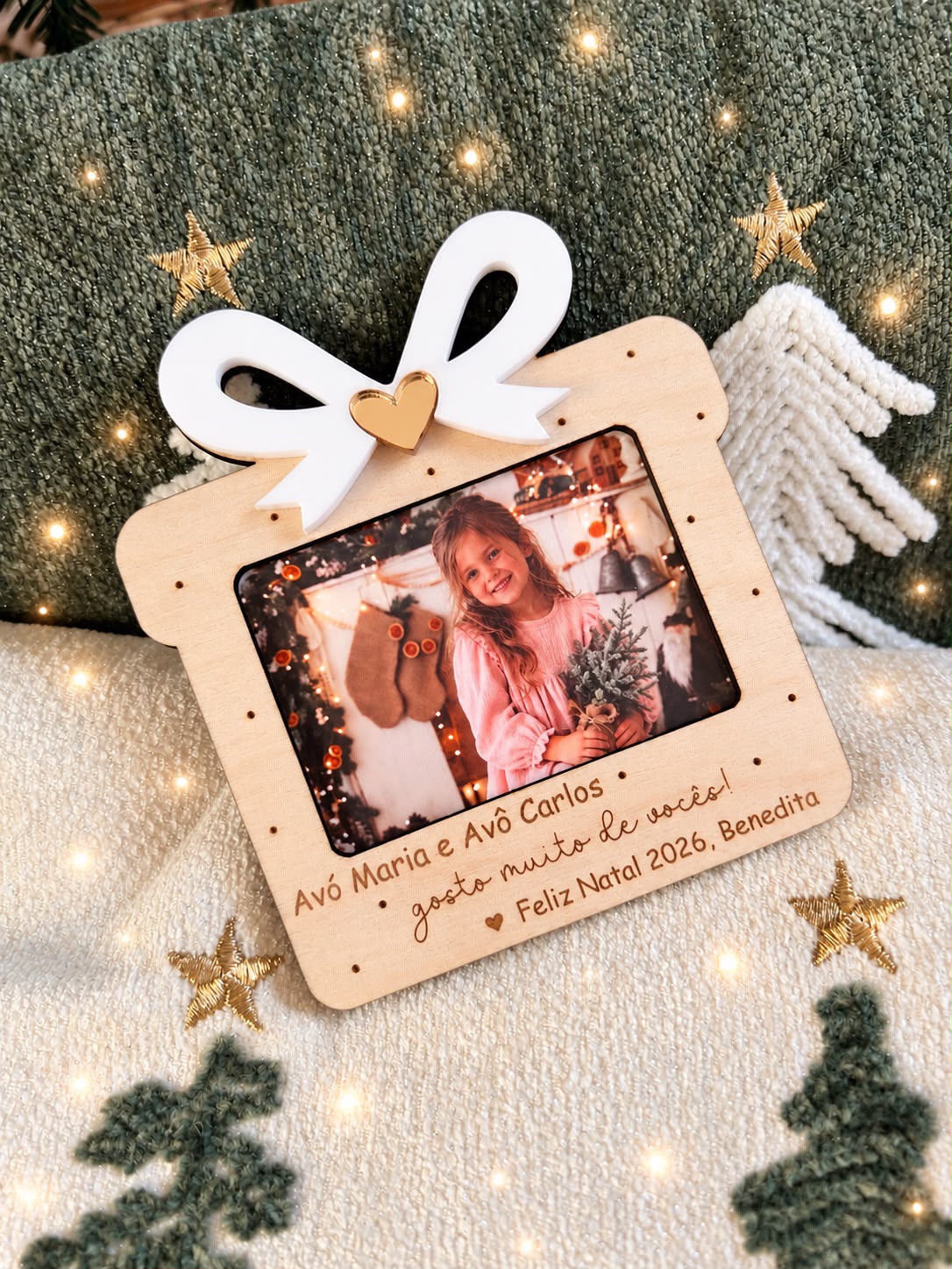 Moldura íman em formato de presente de madeira de bétula com laço de acrílico branco e gravação personalizada com nome dos avós com foto de menina.