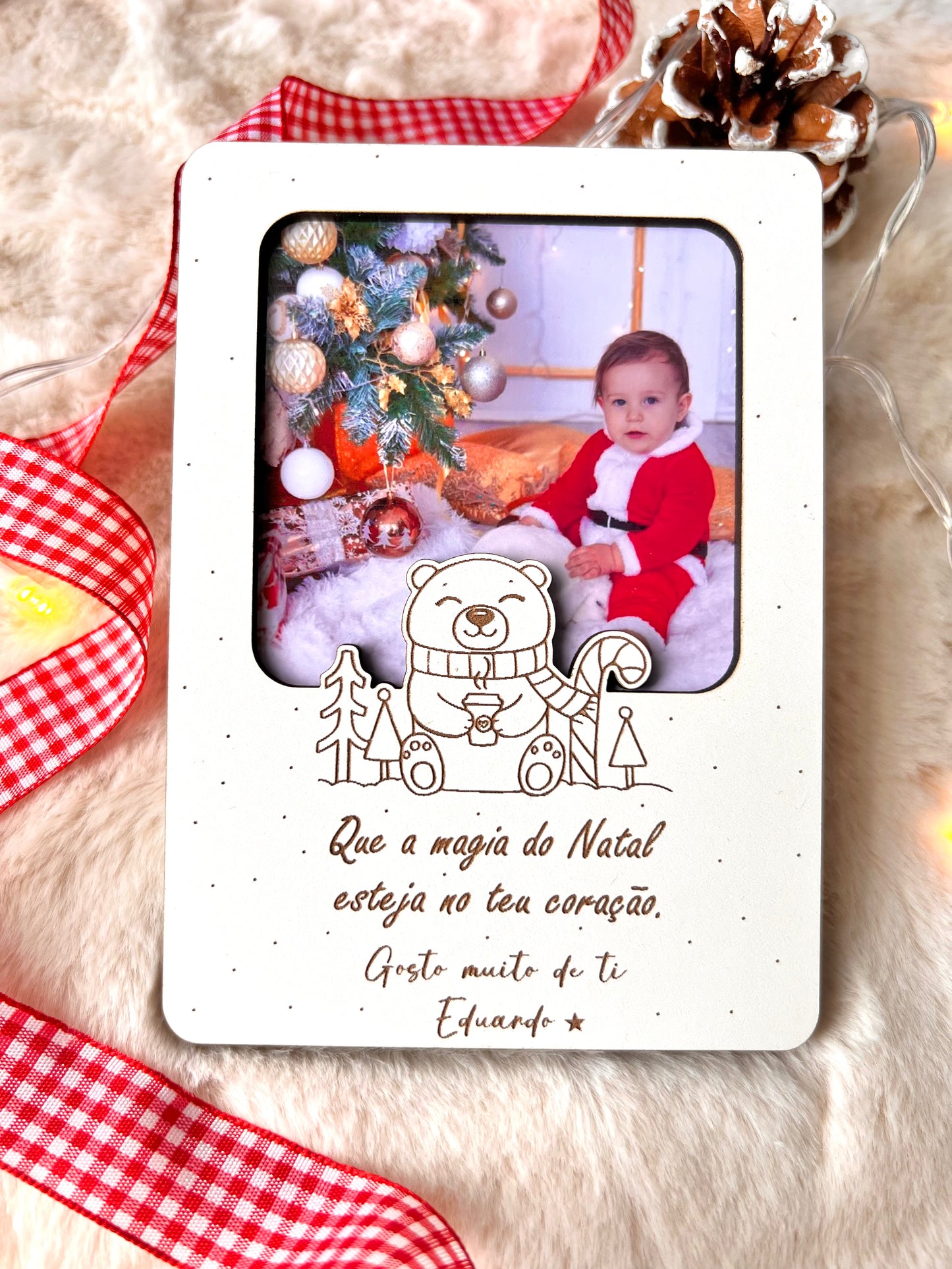 Moldura de Natal personalizada em MDF branco com ursinho, frase gravada e espaço para foto – presente original e personalizado para o Natal.
