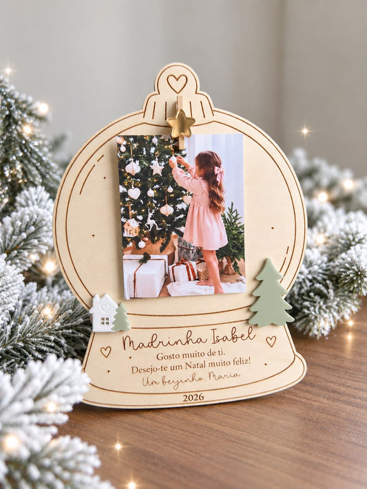 Moldura de Natal em madeira personalizada em formato de globo de neve com foto de criança e mensagem gravada para a Madrinha.