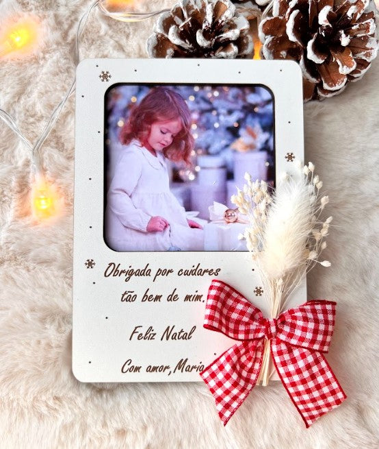 Moldura de Natal personalizada em MDF branco com laço xadrez vermelho e ramo decorativo, ideal como presente de Natal para educadoras, avós, madrinhas ou pais