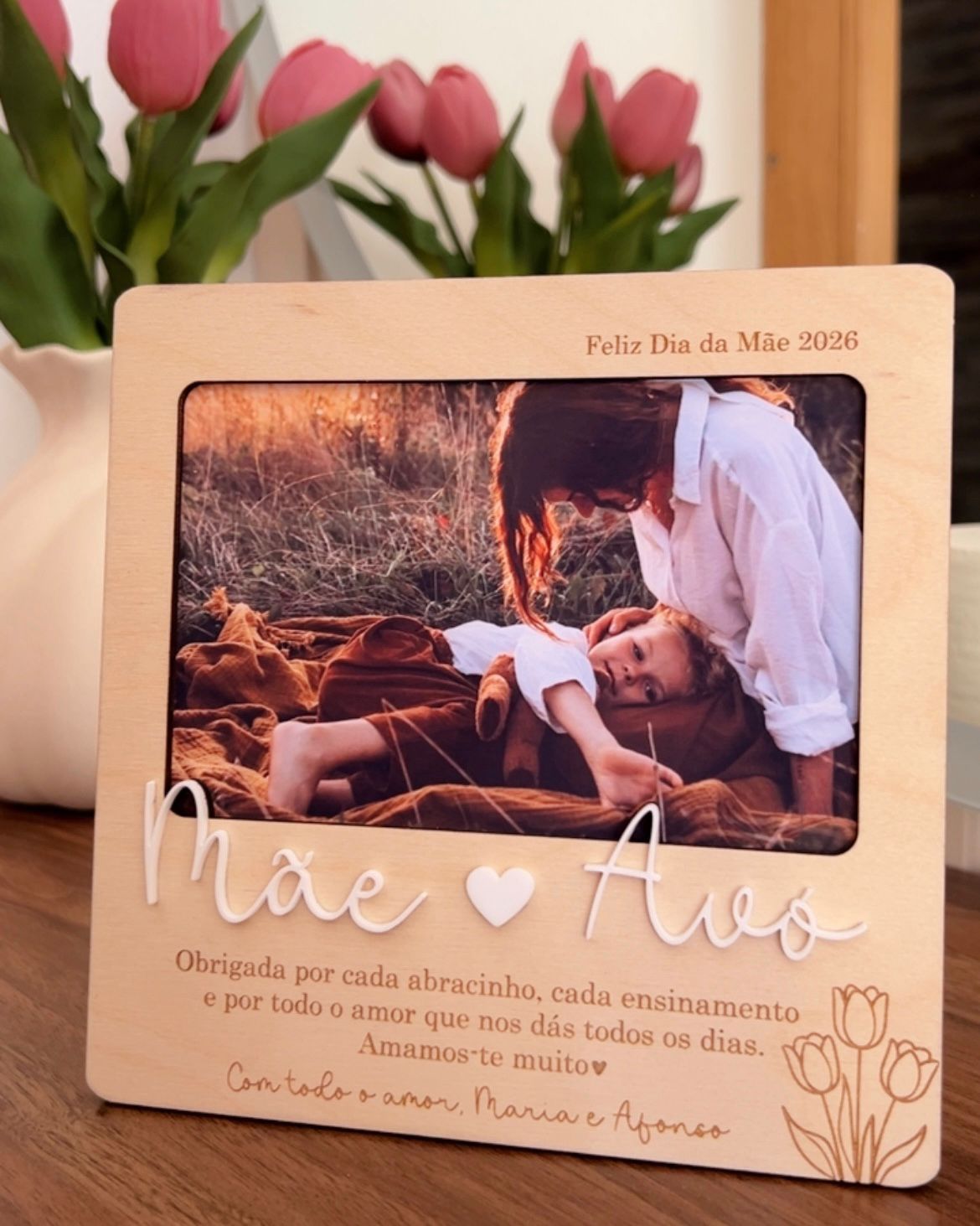 Moldura personalizada em madeira com foto e mensagem para o Dia da Mãe