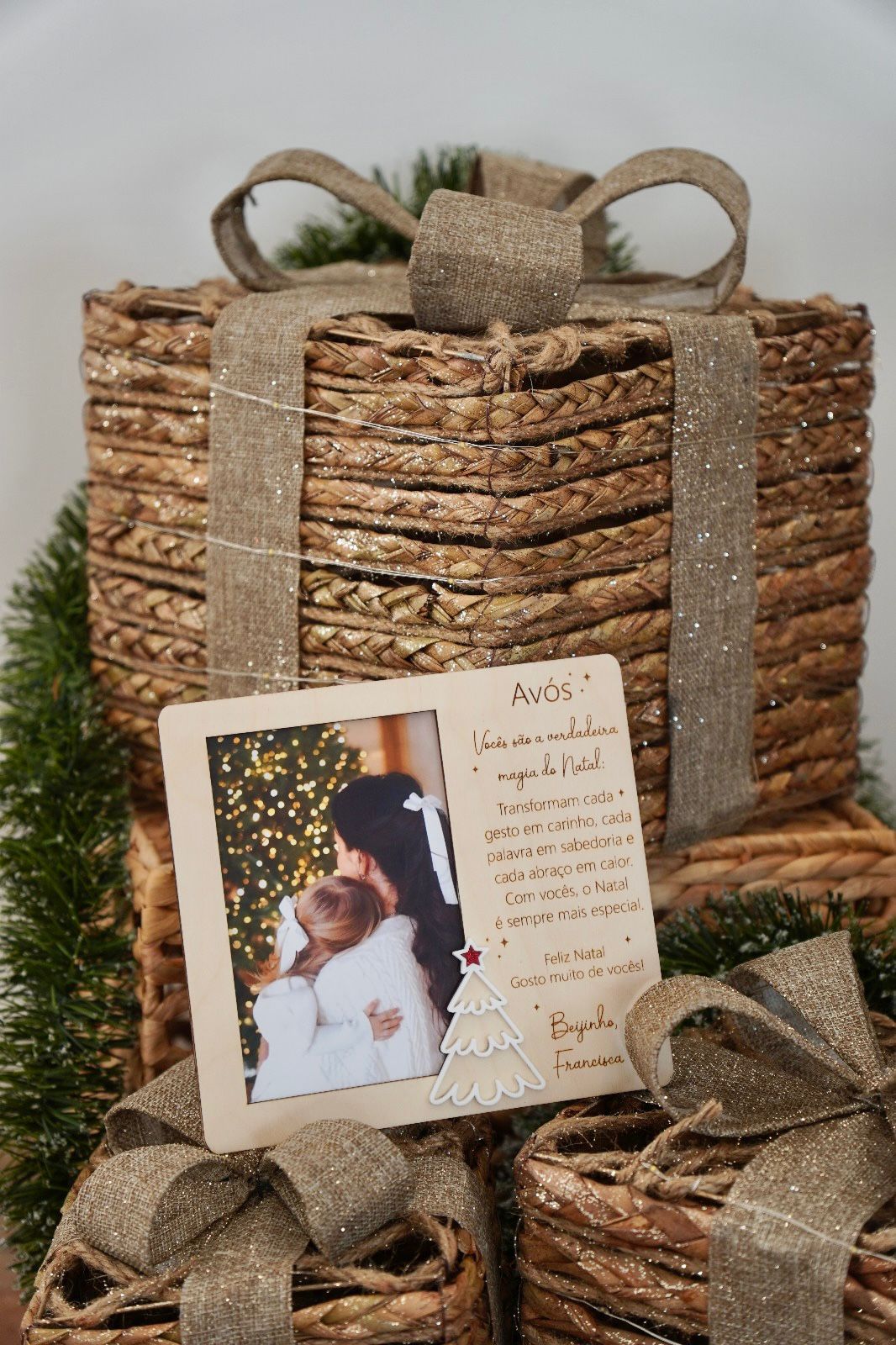 Moldura postal de Natal personalizada em madeira de bétula, com foto e mensagem para avós. Presente de Natal artesanal e emotivo