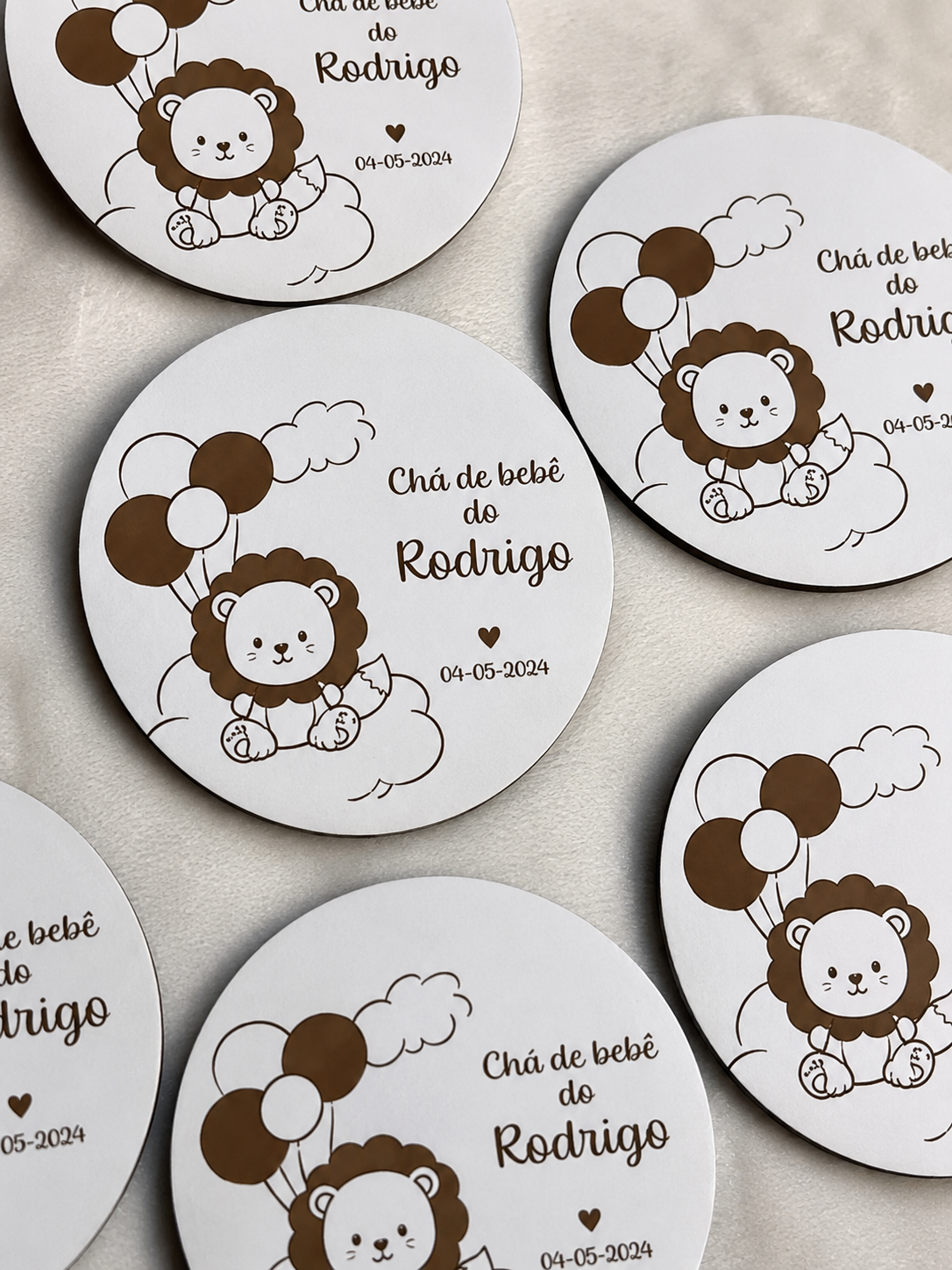 Lembrança personalizada em MDF branco com leão tema Safari para chá de bebé, gravada com nome do bebé e data da festa.