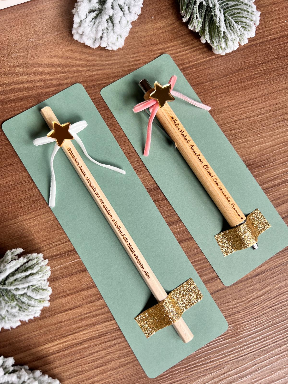 Caneta de bambu personalizada com laços rosa, branco e verde e estrela dourada acrílica