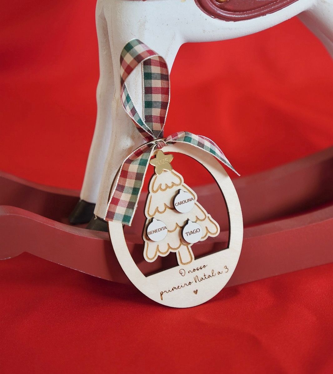 Pendente de Natal personalizado com nomes da família, feito em madeira de bétula e MDF, com fita xadrez e aplique em acrílico