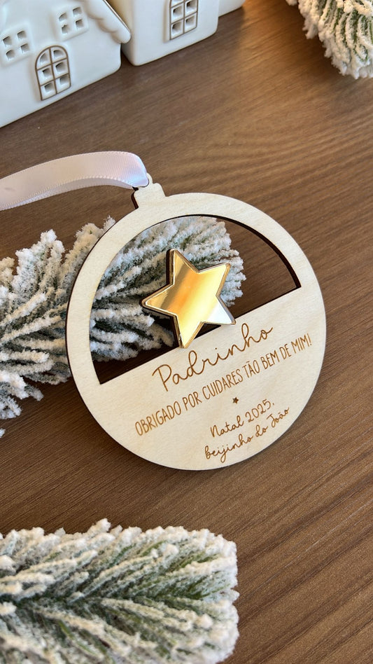 Pendente de Natal personalizado em madeira de bétula com estrela em acrílico dourado e fita branca, ideal para padrinhos e ofertas especiais