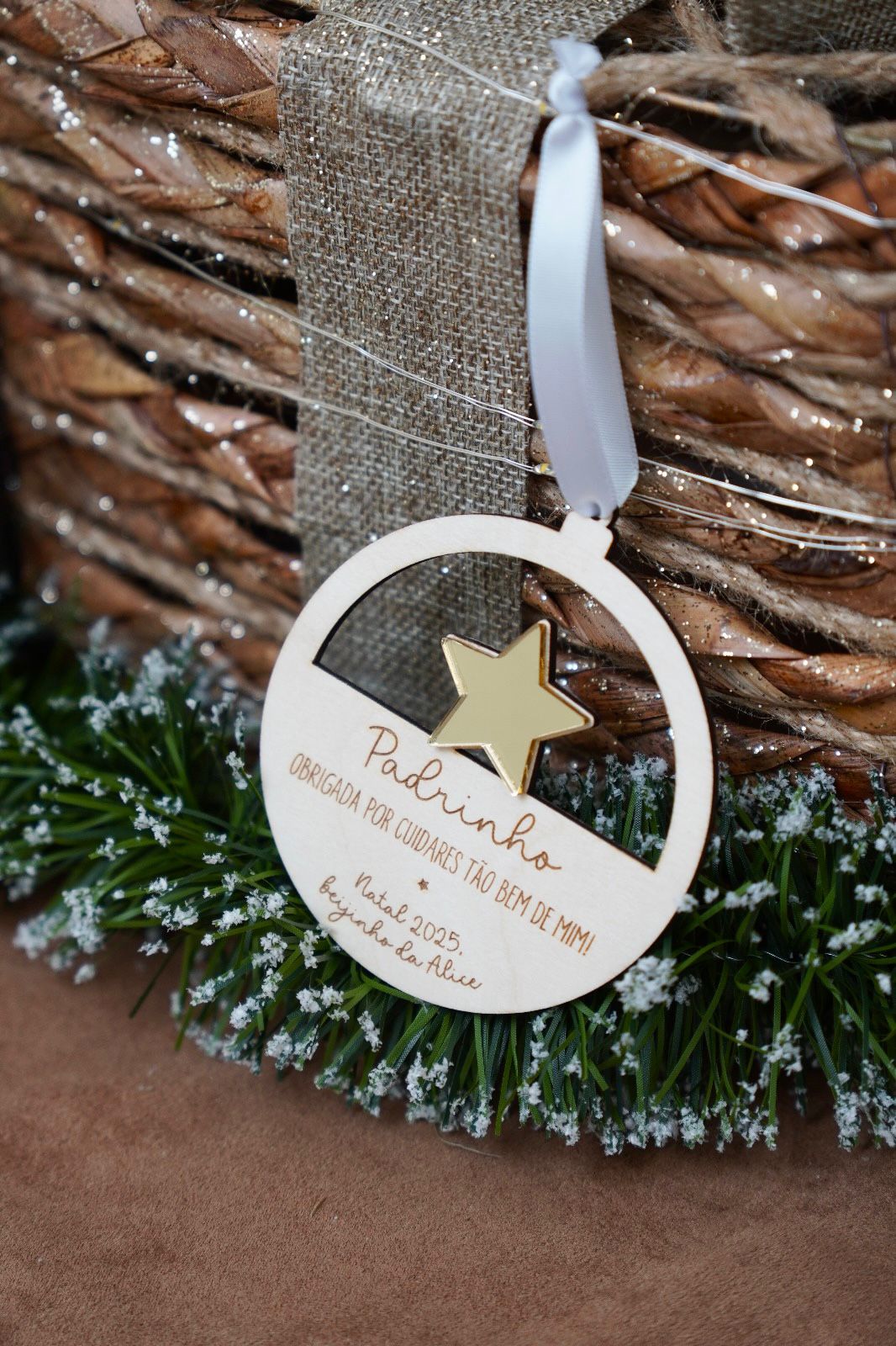 Ornamento de Natal em madeira de bétula com estrela dourada em acrílico e fita branca, personalizado com mensagem para padrinho.