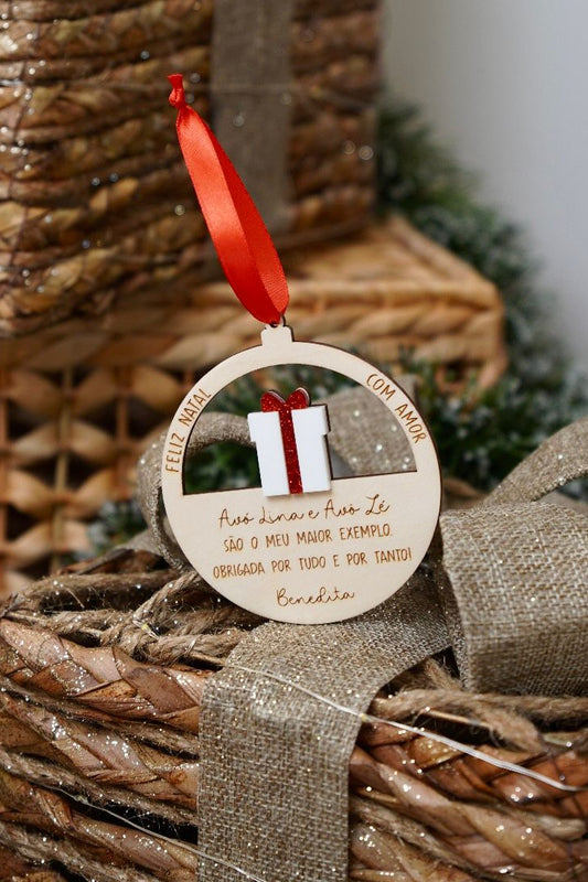 Pendente de Natal personalizado em bétula com presente em acrílico e fita vermelha, ideal para oferecer à família