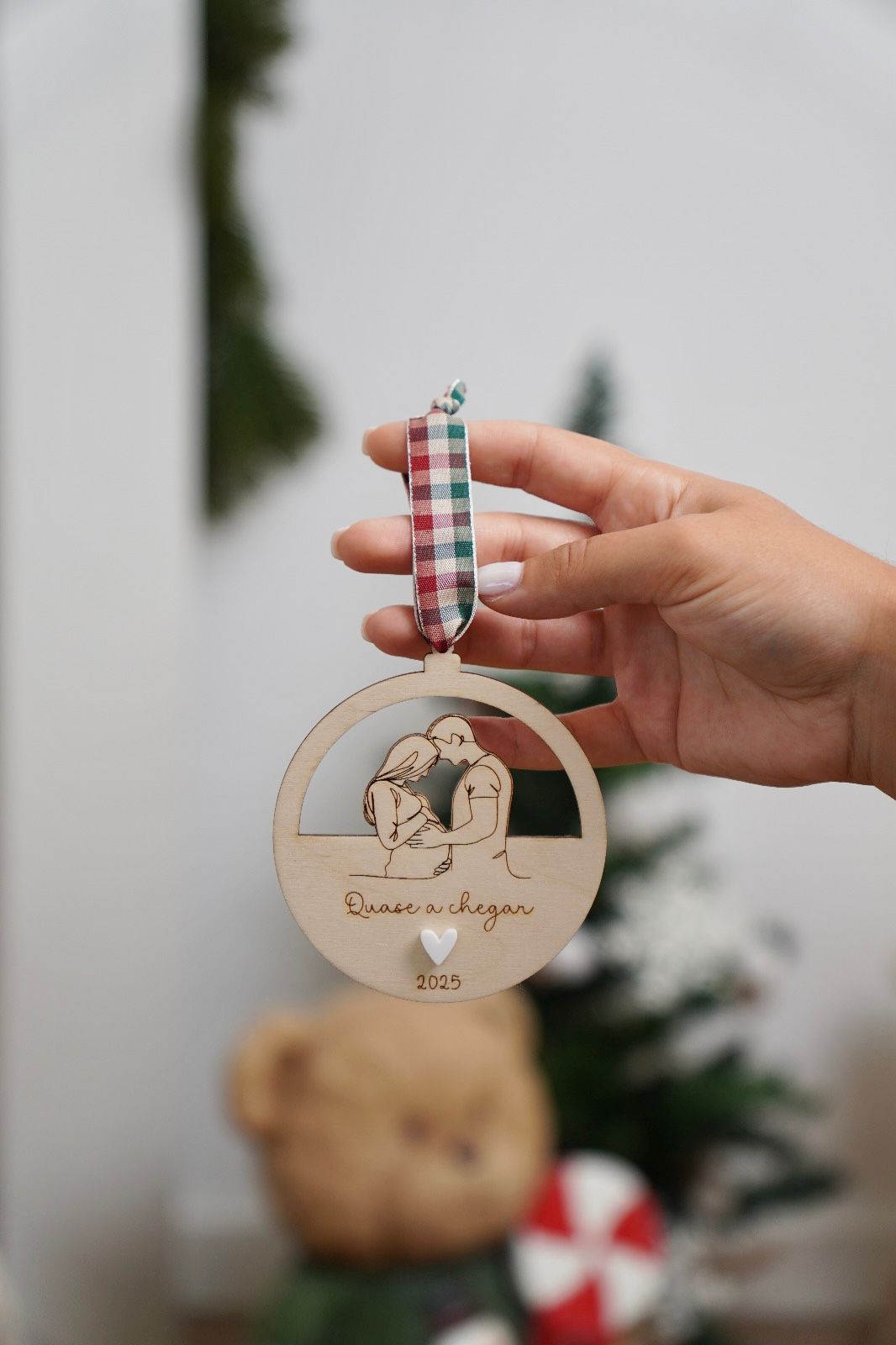 Lembrança de Natal personalizada para grávidas, feita em madeira e acrílico, ideal para casais à espera do bebé