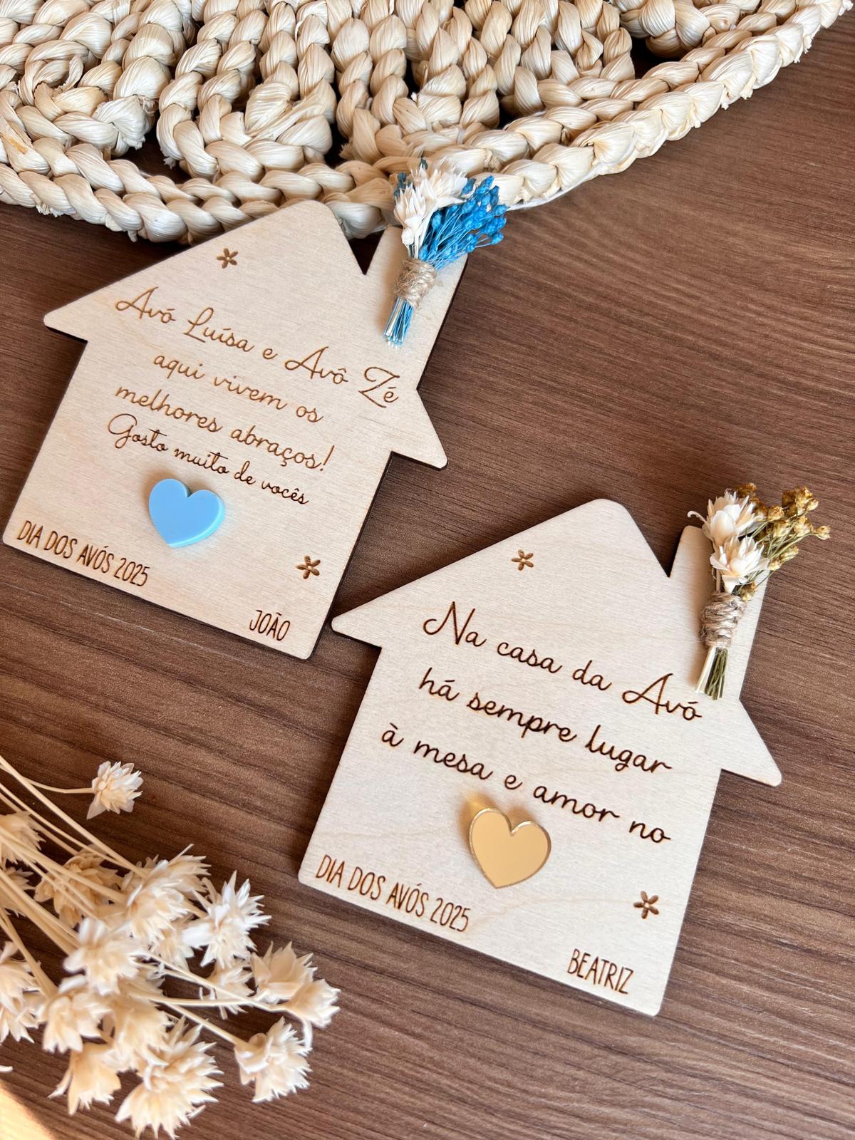 Lembrança em madeira de bétula em forma de casinha com mensagem personalizada, flores secas e coração azul – presente artesanal para os avós