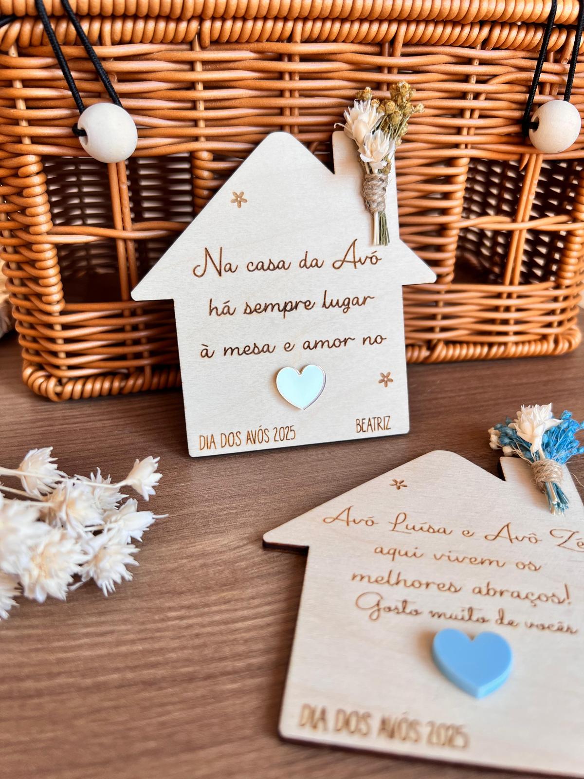 Placa decorativa personalizada em forma de casinha com flores secas, nome e coração dourado em acrílico – prenda para o Dia dos Avós 
