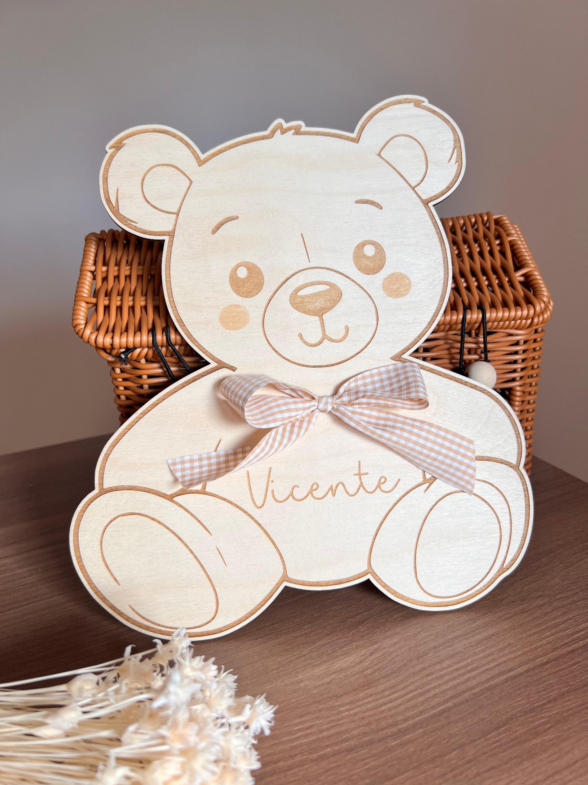Placa decorativa personalizada em madeira para bebé em formato de ursinho com laço e nome gravado, ideal para quarto infantil