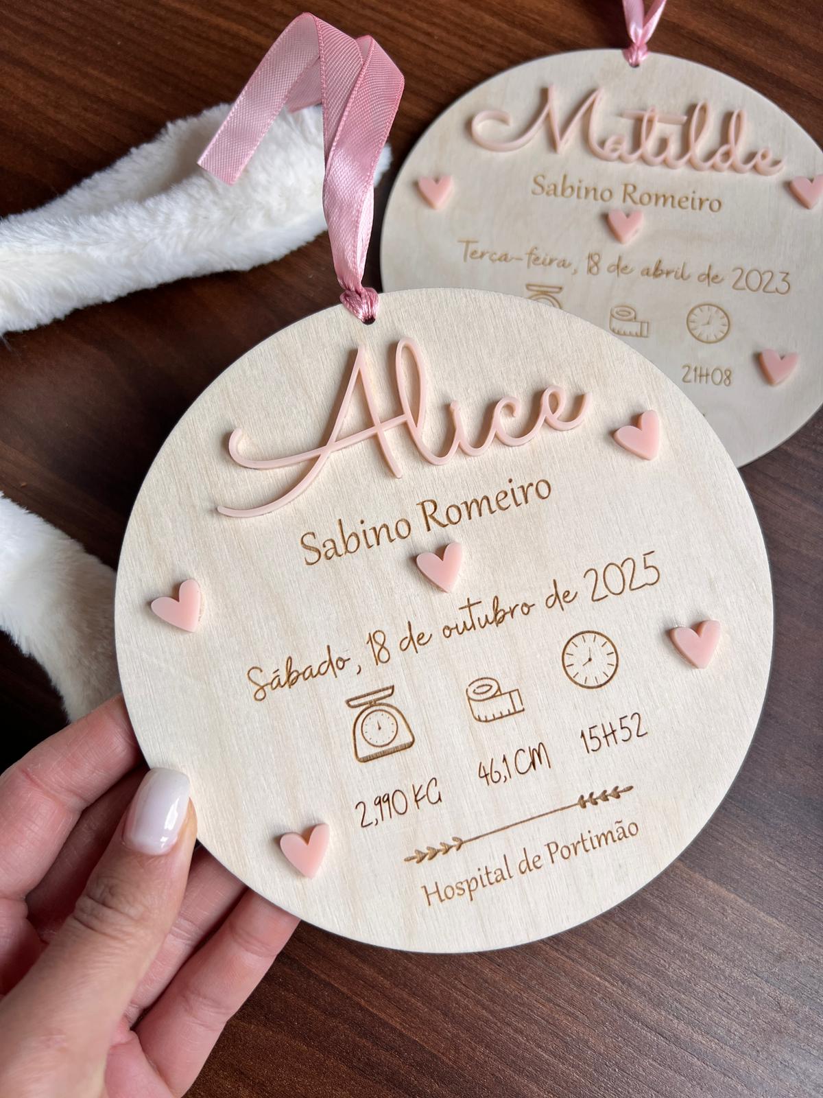 Placa de nascimento em madeira personalizada para decoração do quarto do bebé
