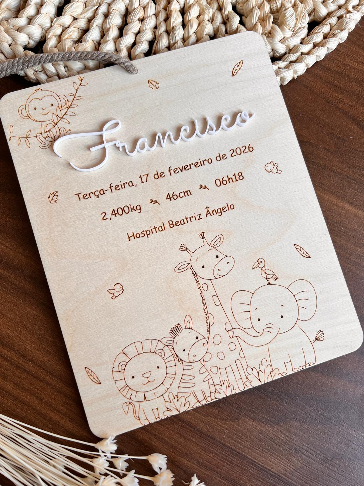 Placa de nascimento personalizada em madeira e acrílico com nome do bebé e animais safari, animais da selva 