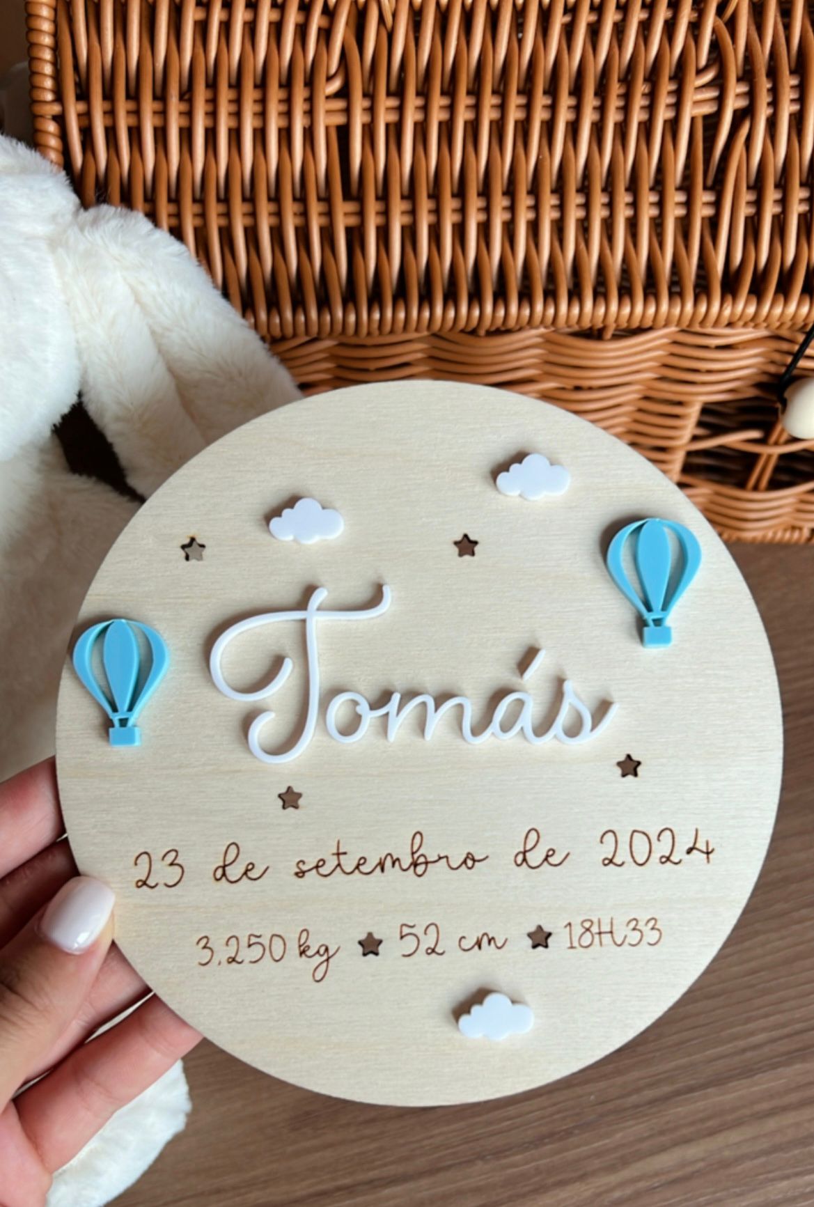 Placa de nascimento personalizada em madeira com nome do bebé “Tomás”, data, peso e altura gravados, e apliques em acrílico azul e branco.