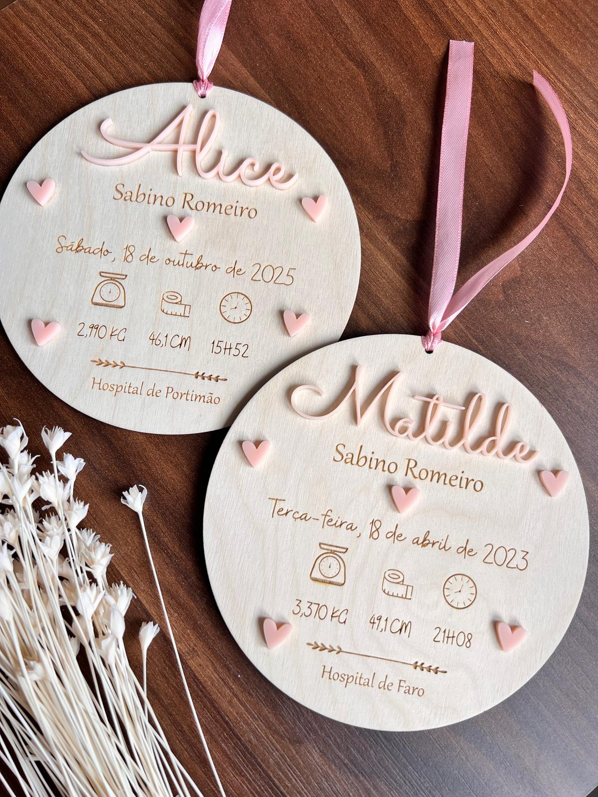 Placa de nascimento personalizada em madeira de bétula com nome, data, hora e detalhes do bebé