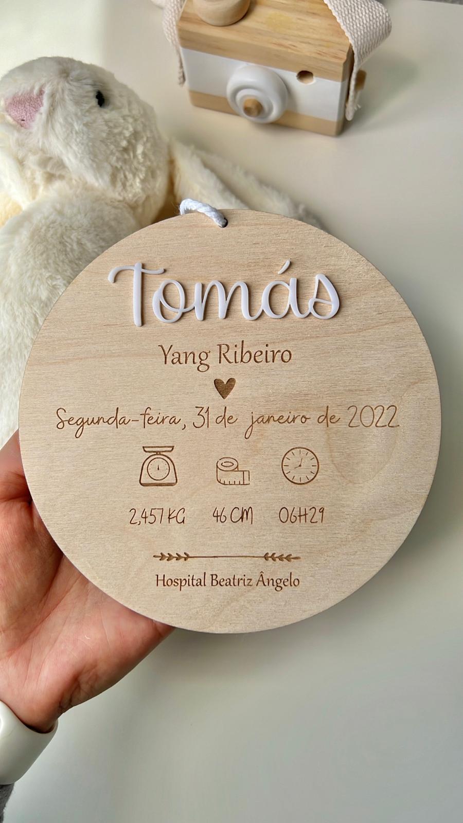 Placa de nascimento personalizada em madeira com nome do bebé em acrílico branco, data, peso, altura e hora do nascimento.