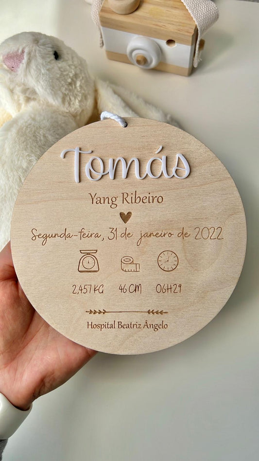 Placa de nascimento personalizada em madeira com nome do bebé em acrílico branco, data, peso, altura e hora do nascimento.