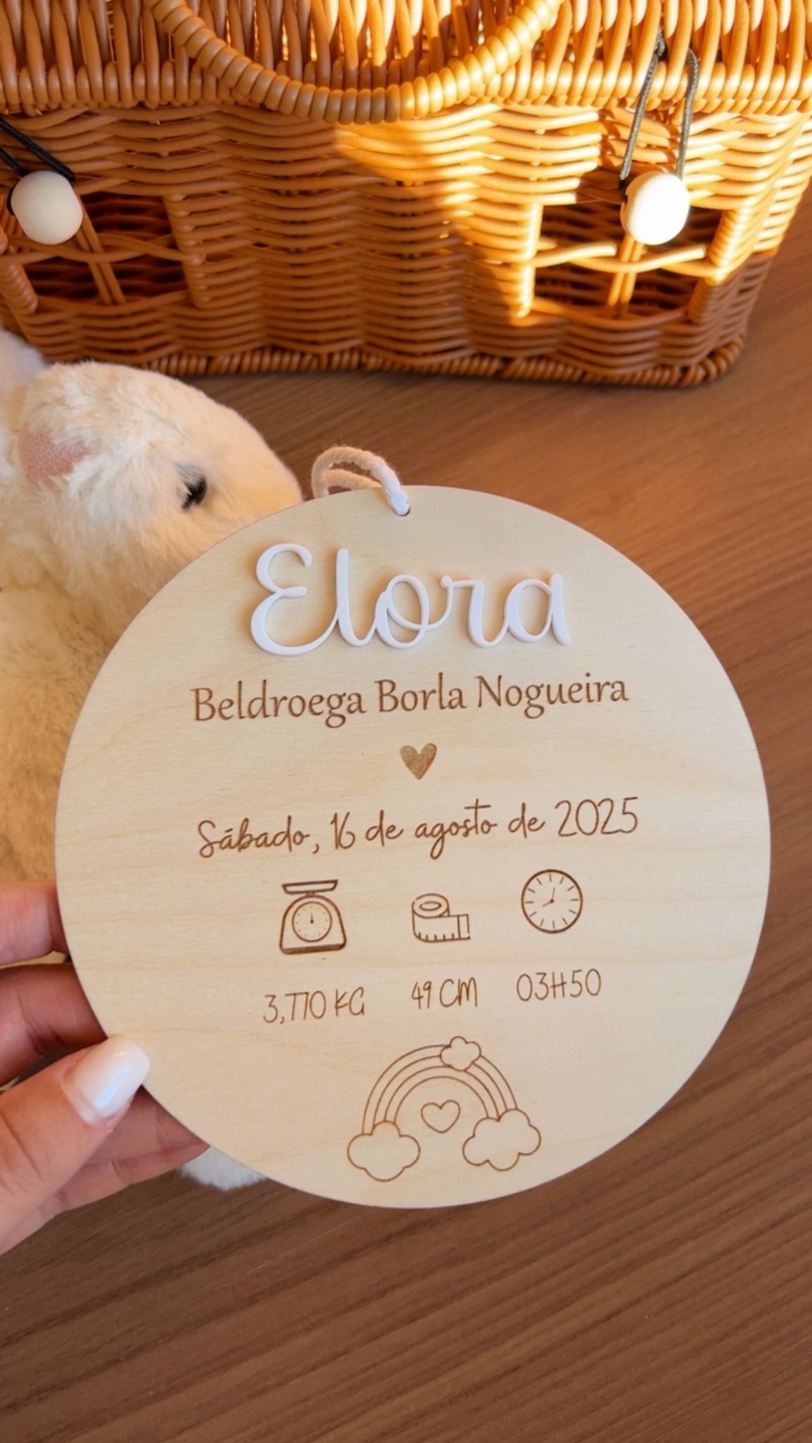 Placa de nascimento personalizada em madeira com nome do bebé em acrílico branco, data, peso, altura e hora do nascimento