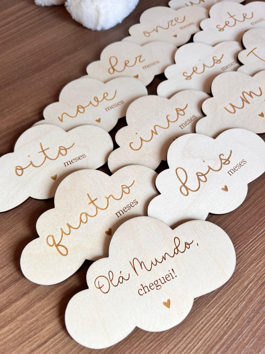 Conjunto de placas de crescimento em madeira de bétula com gravação dos meses e nome e olá mundo, formato nuvem