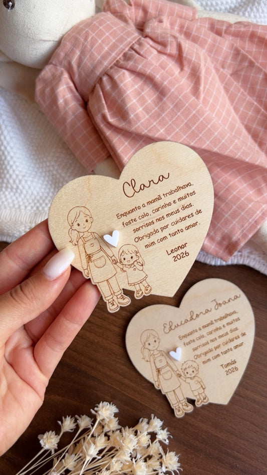Presente de final de ano para educadora personalizado com nome, mensagem e ilustração em madeira