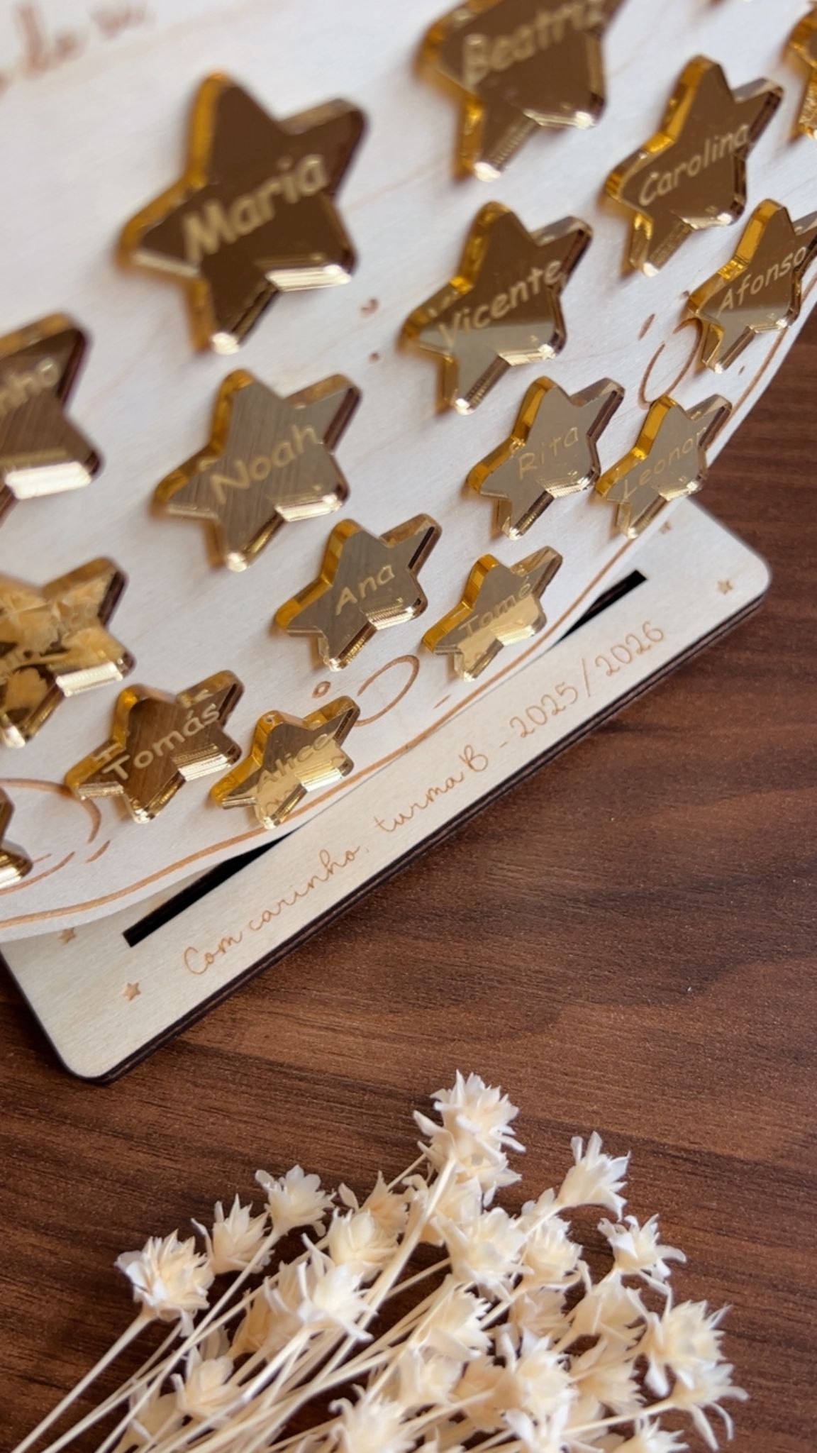 Prenda personalizada para educadora inspirada no Principezinho com estrelas douradas gravadas com nomes das crianças