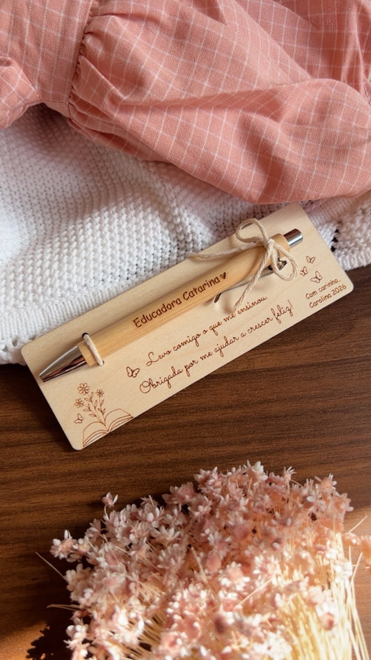 Caneta personalizada em bambu para educadora com base em madeira gravada e mensagem de agradecimento