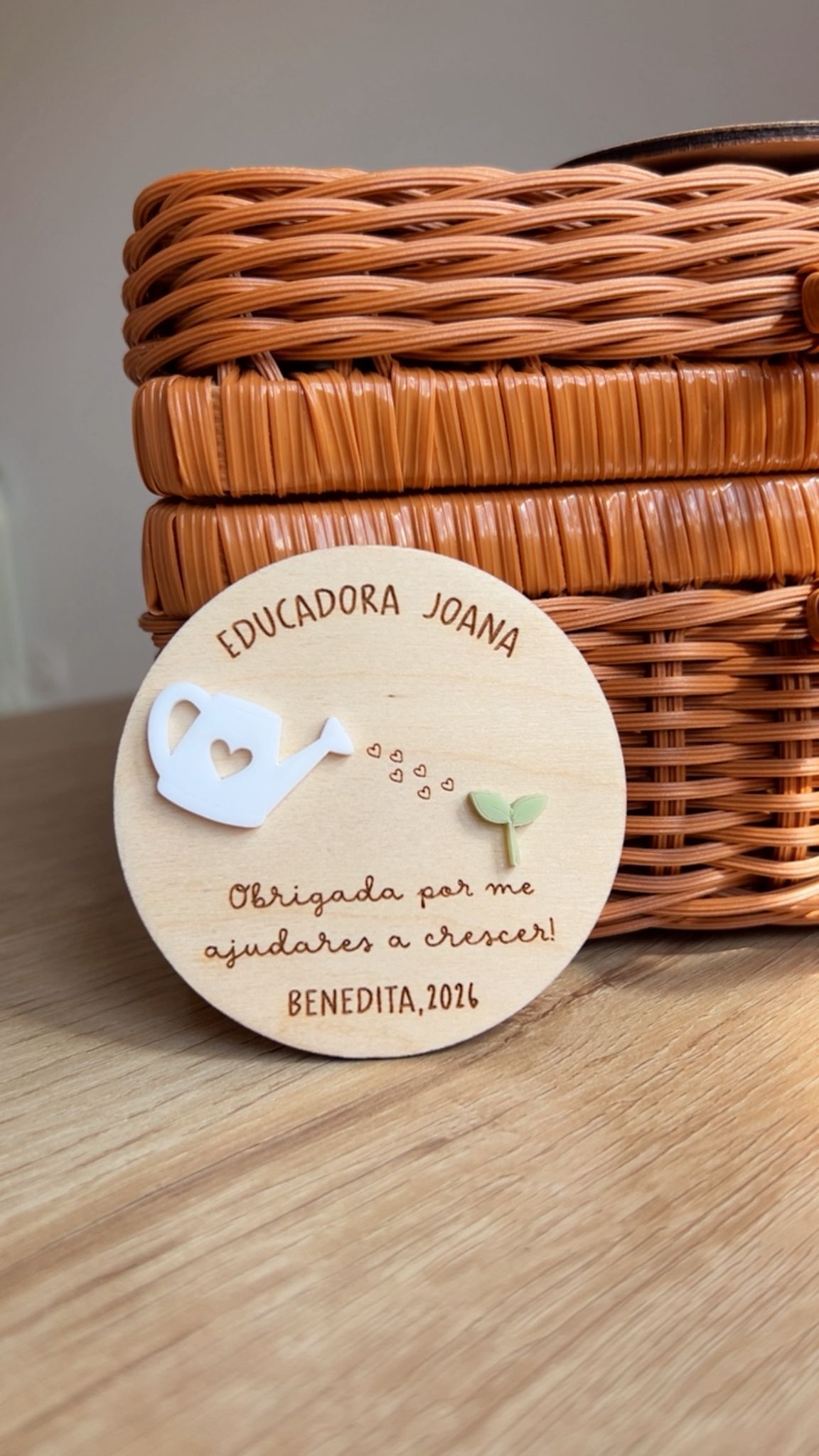 Presente personalizado para educadora infantil com nome gravado em madeira e detalhe em acrílico