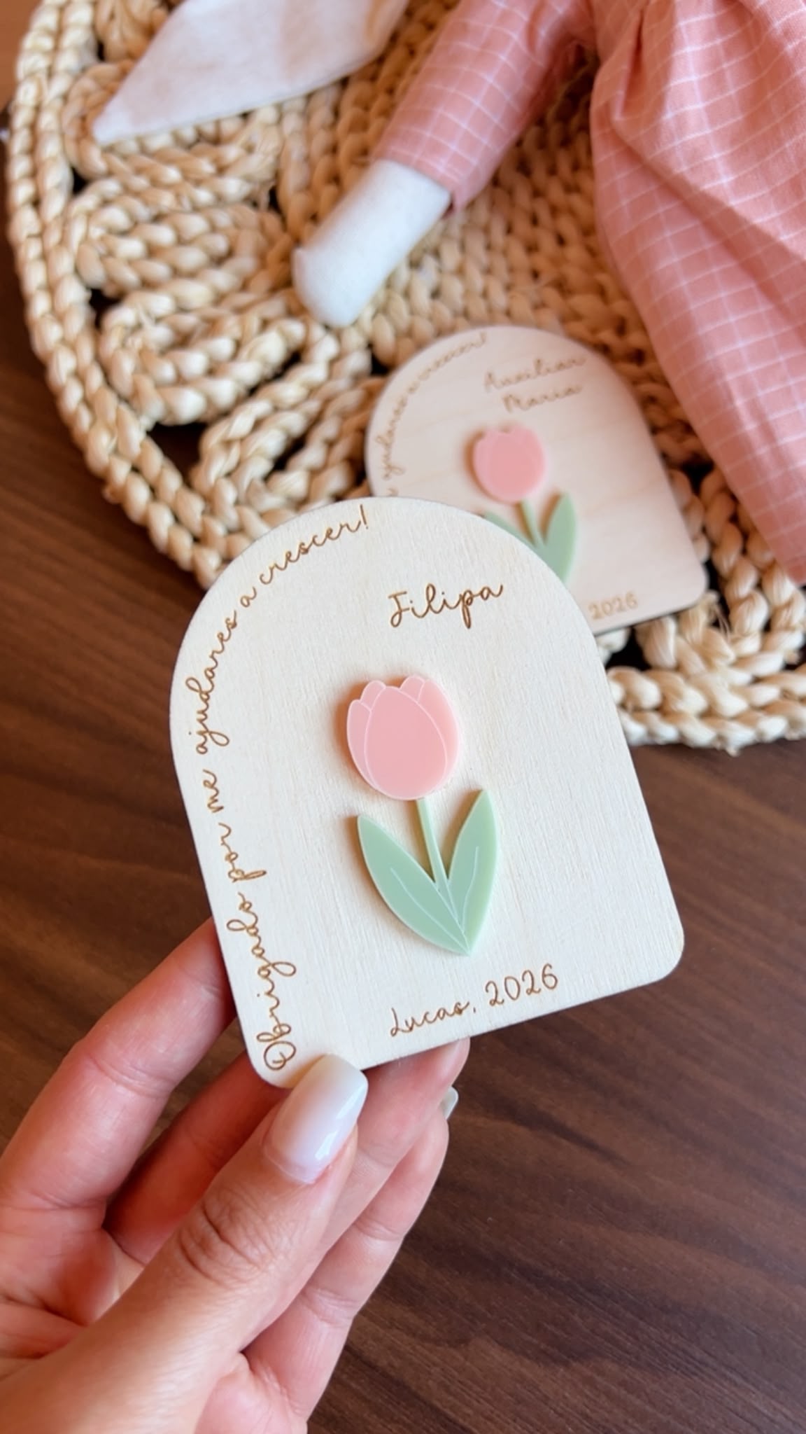 Lembrança de final de ano para professora em madeira com tulipa personalizada e íman incluído