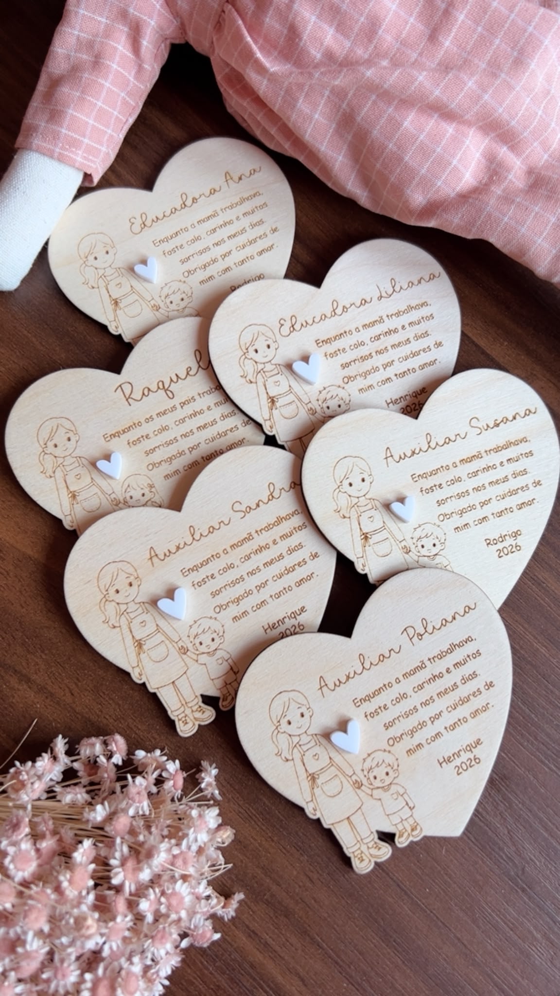 Coração personalizado em madeira para educadora com mensagem gravada e nome da criança
