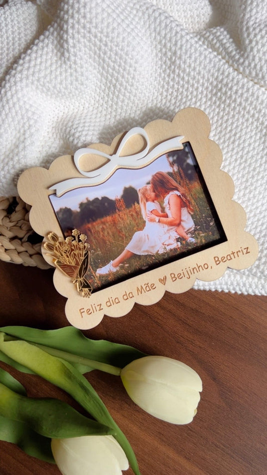 Presente para mãe com fotografia e frase gravada em moldura de madeira