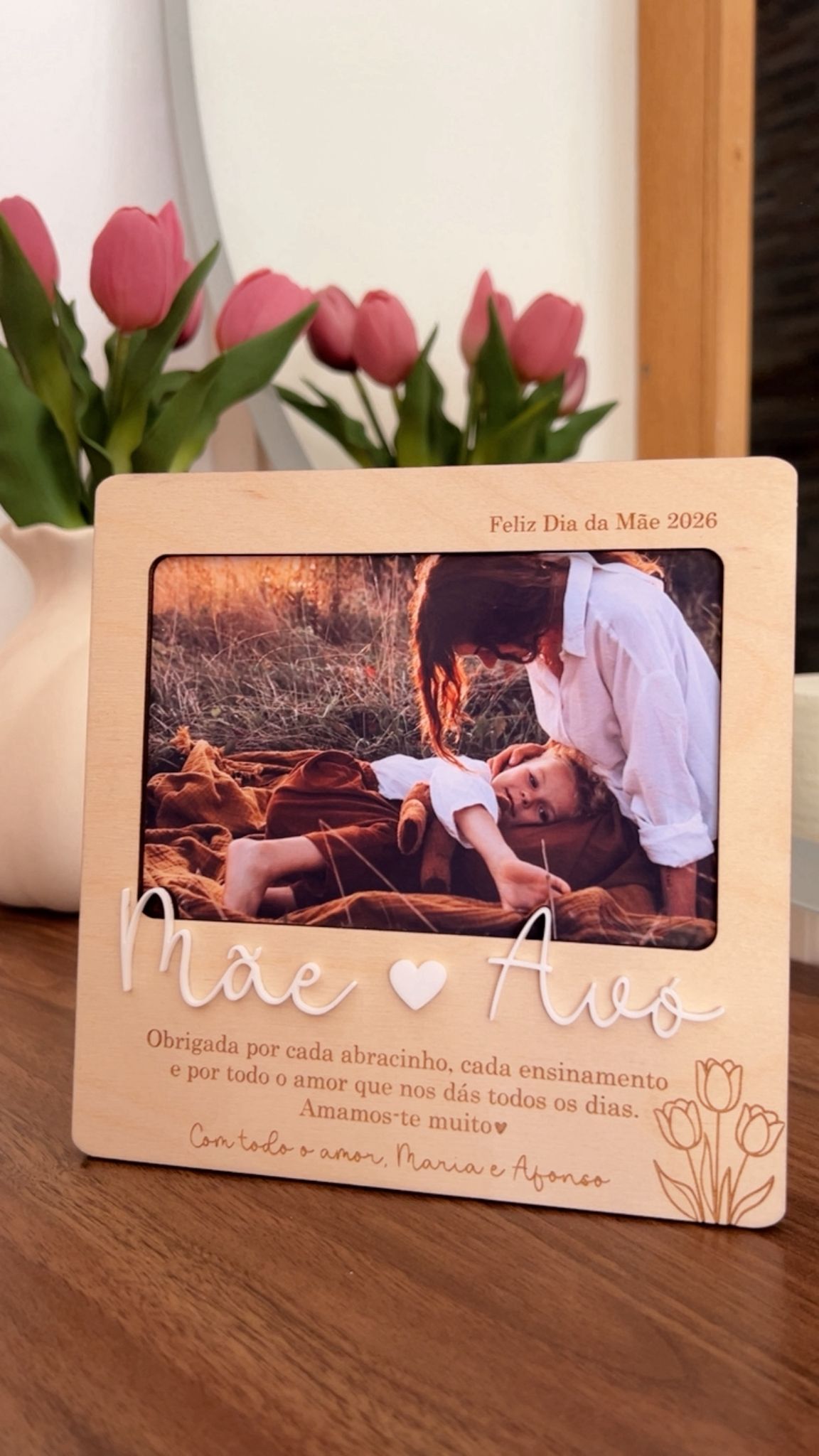 Presente para mãe com fotografia e texto gravado em madeira e com o nome dos filhos 