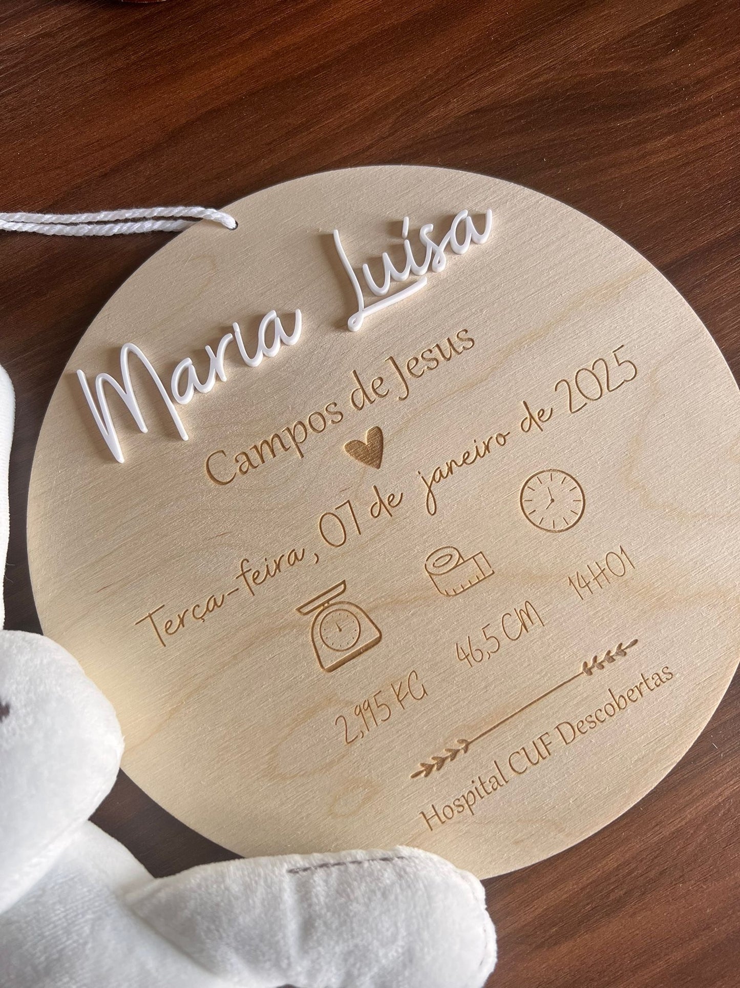 Presente de nascimento personalizado em madeira e acrílico com nome, hospital e data do nascimento do bebé, feito à mão com amor