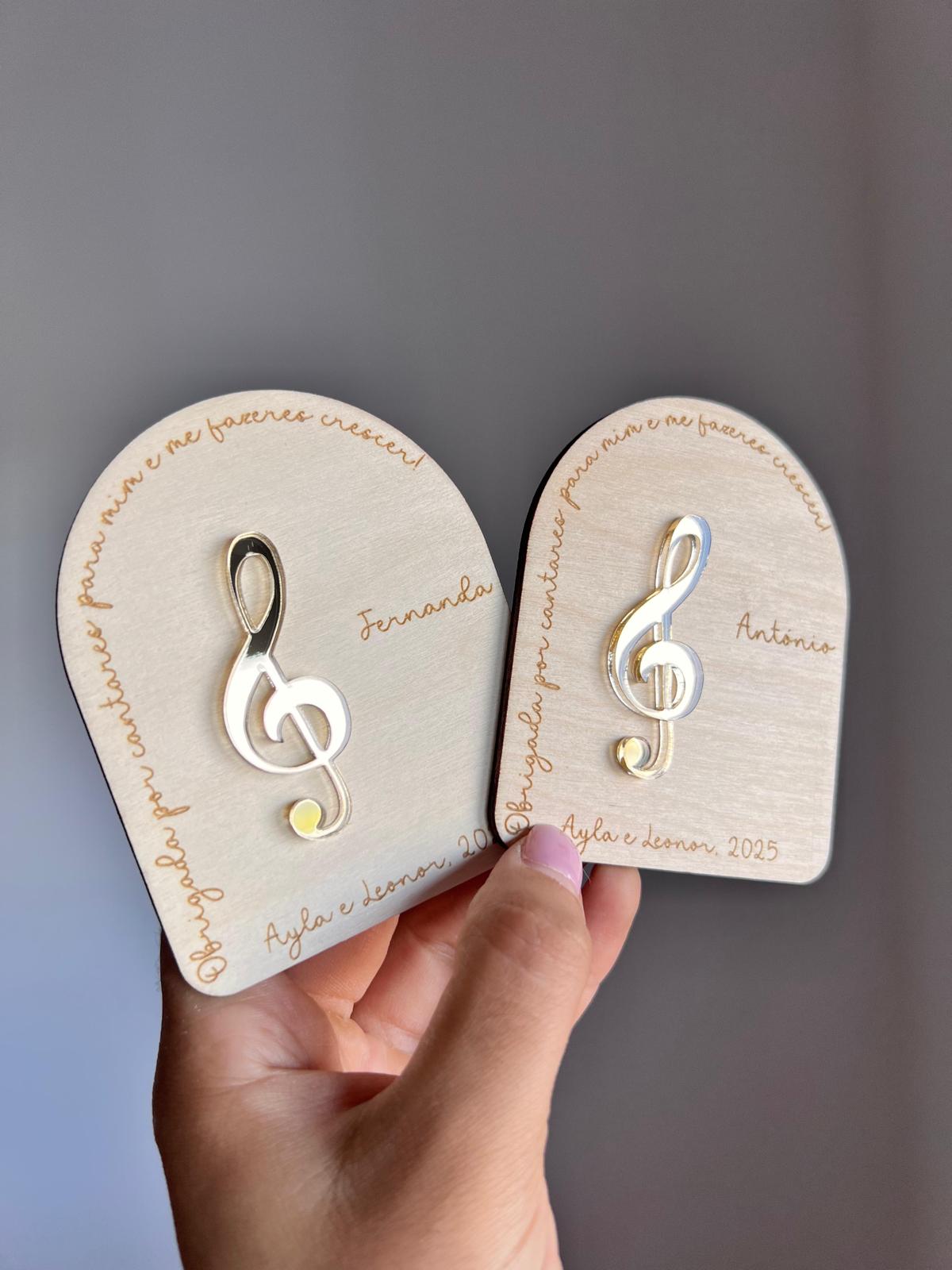 Presente artesanal para professor com clave de sol em acrílico personalizável, nome gravado e frase de agradecimento, foto com mão segurando