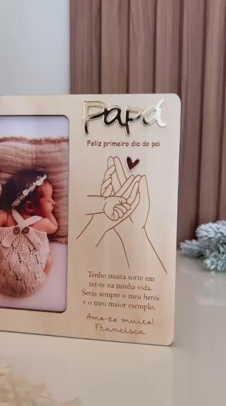 Detalhe da gravação personalizada em moldura de madeira para o Primeiro Dia do Pai