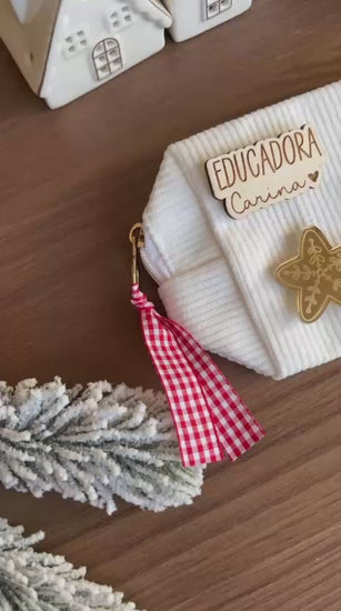 Presente de Natal para professora — estojo personalizado branco com nome gravado e laço xadrez vermelho